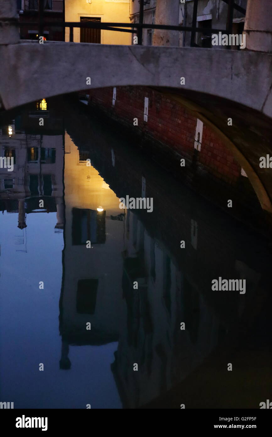 Nachtansicht einer Brücke über einen Kanal in Venedig, Italien Stockfoto