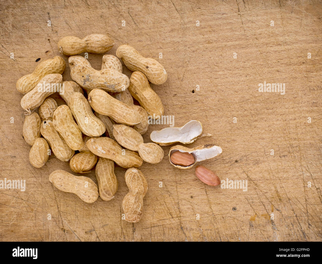 Monkey Nuts aka aka Erdnüsse an Bord in der Schale Erdnüsse. Stockfoto