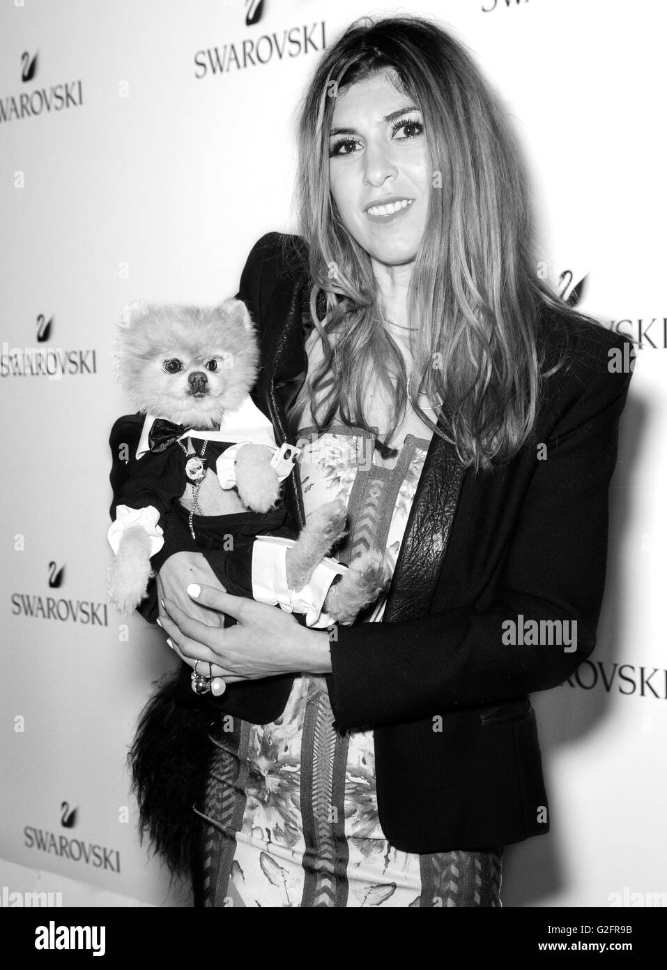New York City, USA - 24. Mai 2016: Laura Eurcolian und der Hund namens Charlie Pflichtveranstaltung Swarovski BeBrilliant Stockfoto