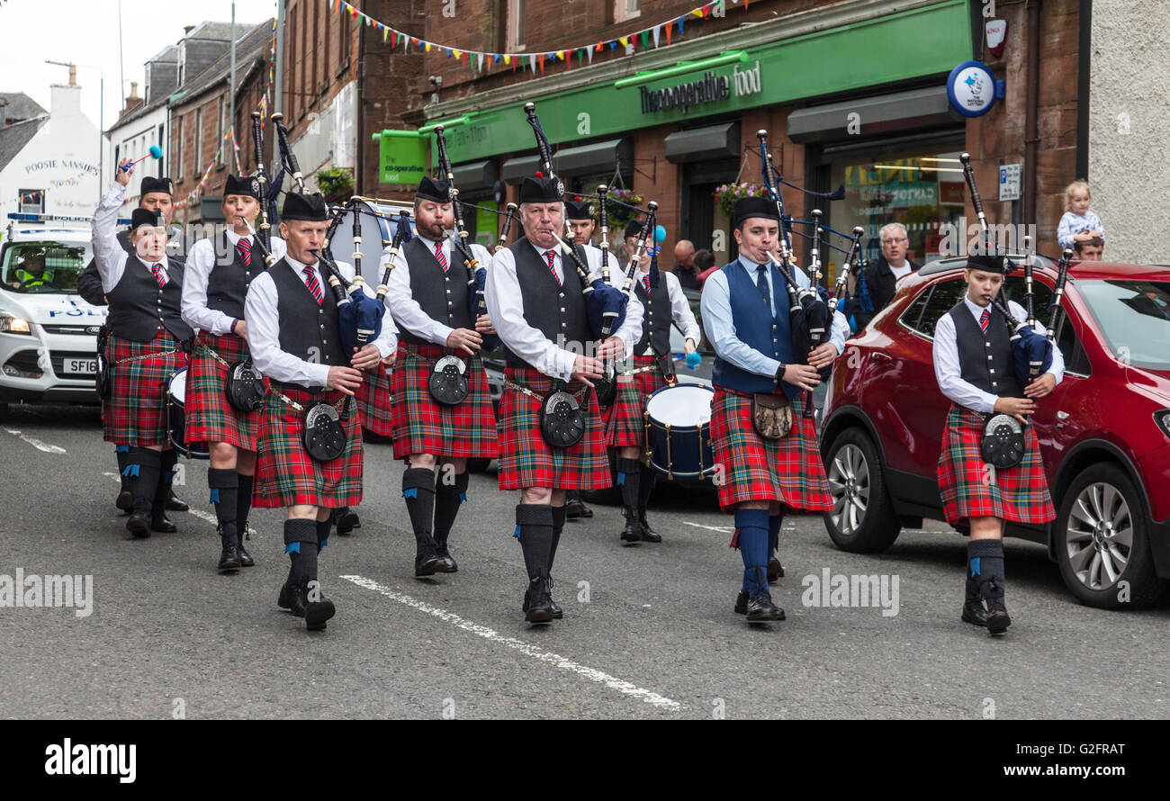 Ayr Dudelsackkapelle paradieren unten Loudon Street, gedenken, South Ayrshire als Teil der Heiligen Messe gedenken. Stockfoto