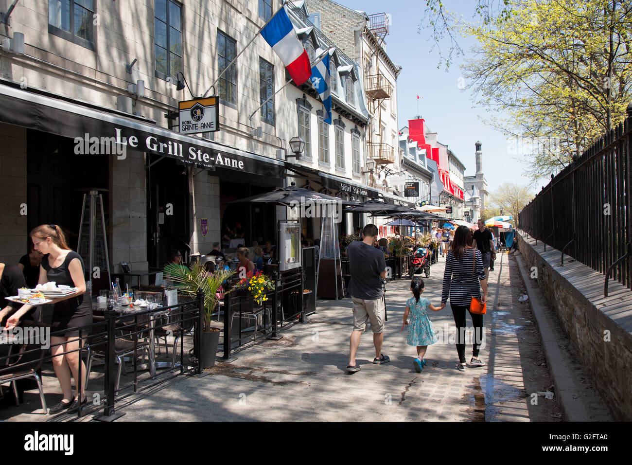 QUEBEC CITY - 23. Mai 2016: Historische Rue St.Anne ist gesäumt von Terrassen und ist ein wichtiges touristisches Ziel in der Stadt Québec. Stockfoto