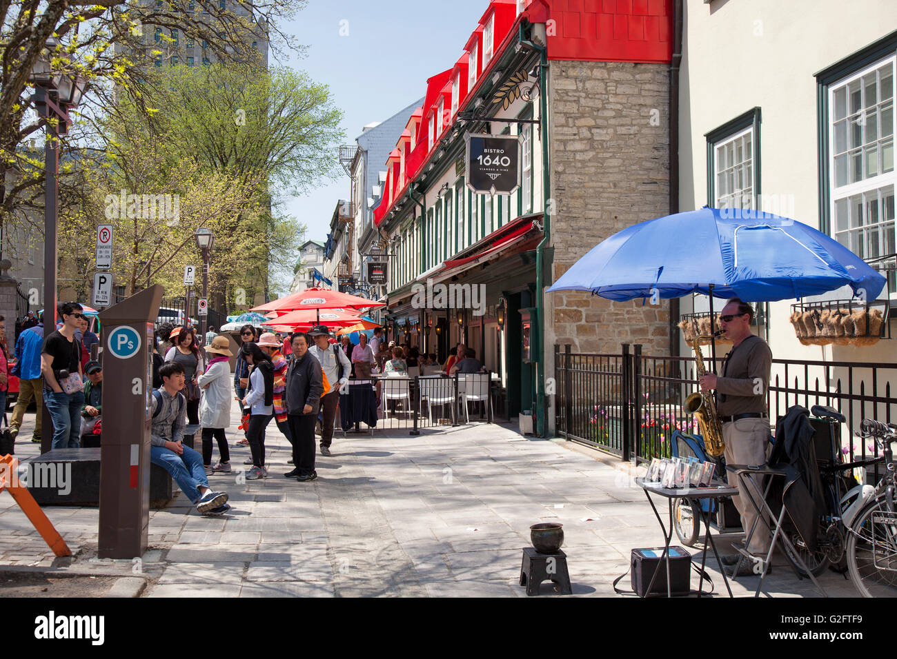 QUEBEC CITY - 23. Mai 2016: Die Aussicht ist von Rue Ste-Anne, einer gepflasterten Straße, gesäumt von Restaurants, Hotels, und Künstler dis Stockfoto