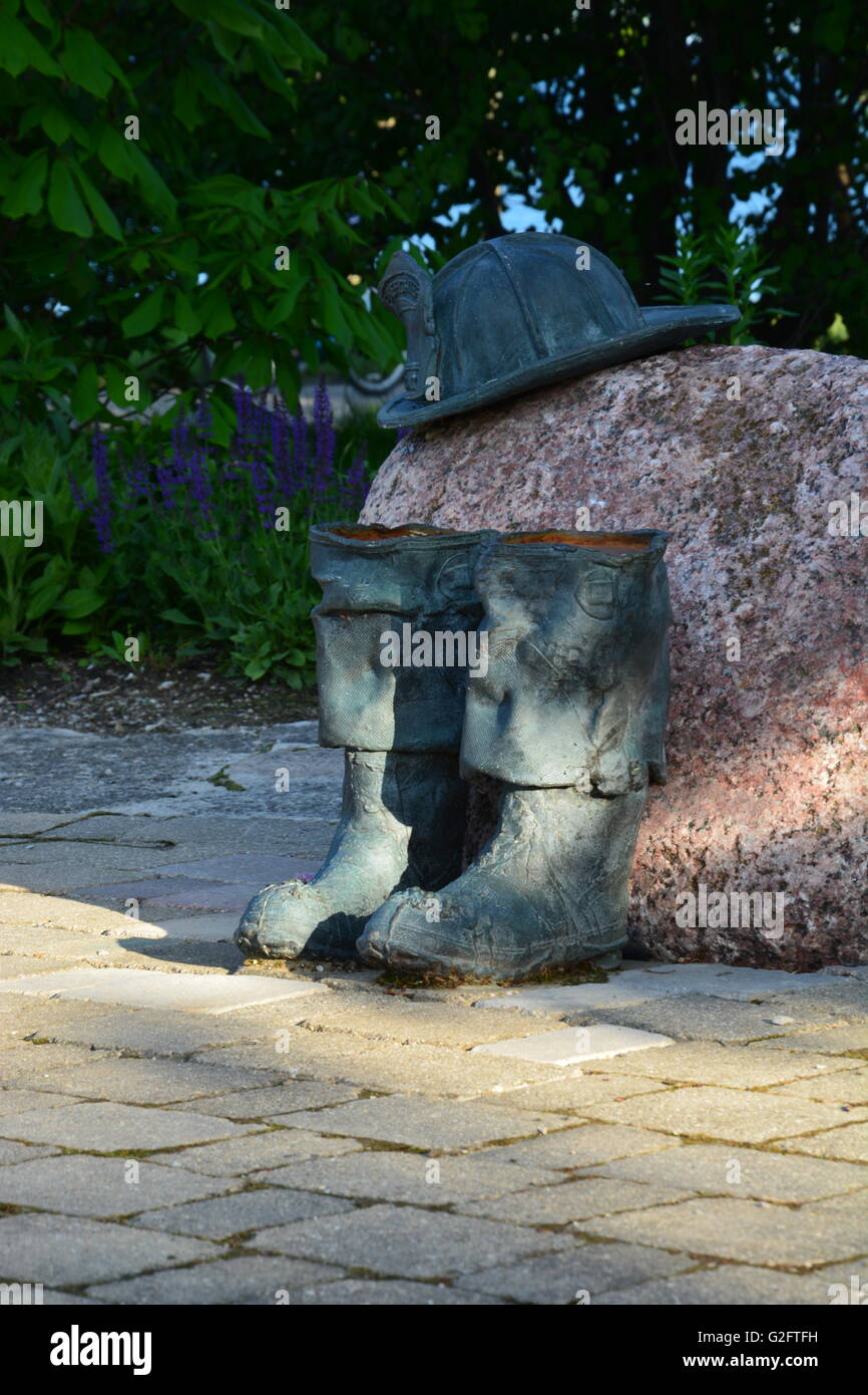 Bronzene Stiefel und Hut an der Chicago Fire Department gefallenen Feuerwehrmann Gedenkstätte zu Ehren Mitglieder des CFD, die in der Linie der Pflicht gestorben. Stockfoto