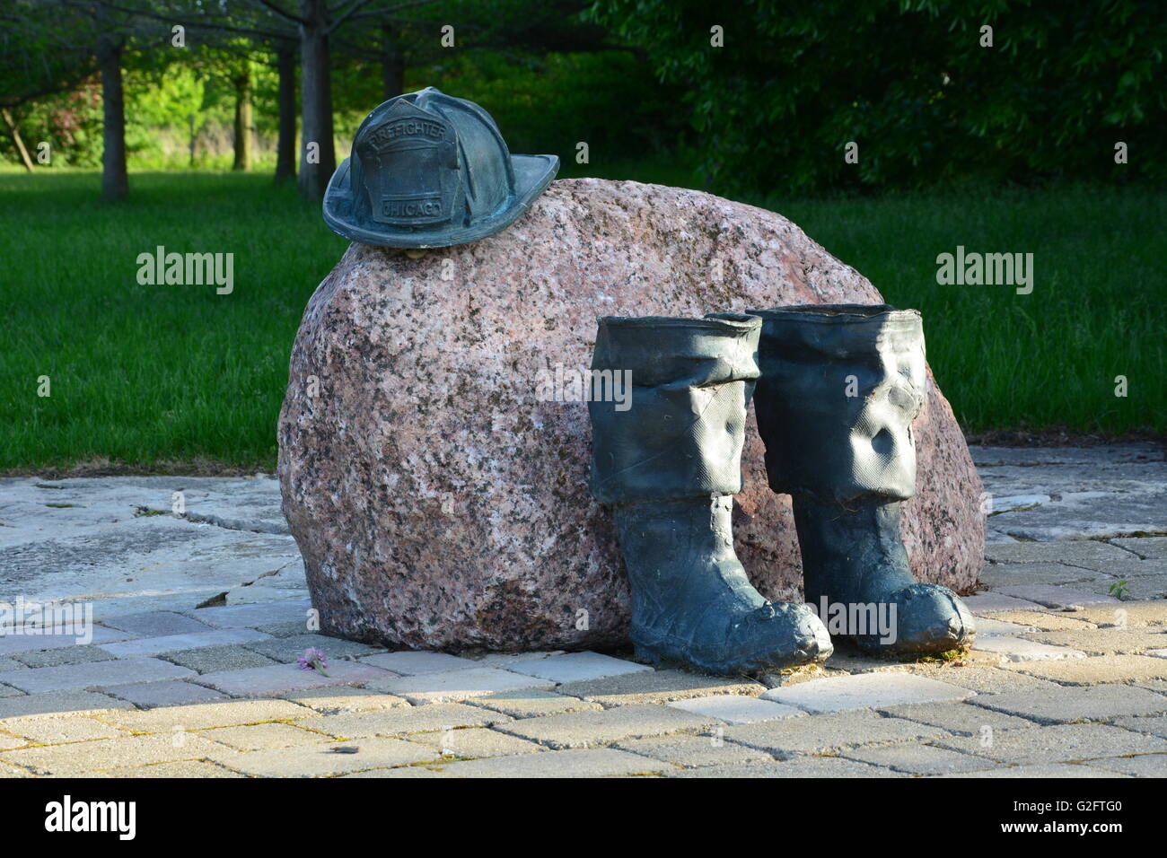 Bronzene Stiefel und Hut an der Chicago Fire Department gefallenen Feuerwehrmann Gedenkstätte zu Ehren Mitglieder des CFD, die in der Linie der Pflicht gestorben. Stockfoto