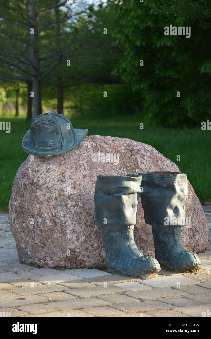 Bronze, Stiefel und Hut am Chicago Feuerwehr gefallen Feuerwehrmann Denkmal zu Ehren Mitglieder des cfd, die in der Linie der Aufgabe enthalten. Stockfoto