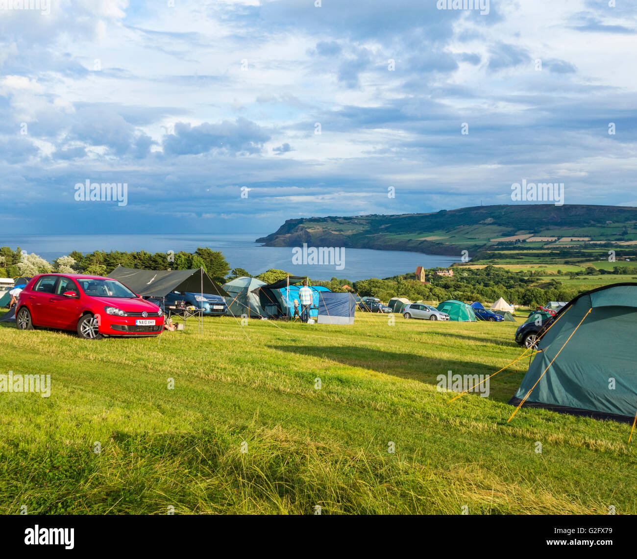 Hooks Haus Bauernhof Campingplatz mit Blick auf malerische Robin Hoods Bay, North Yorkshire, England. UK Stockfoto