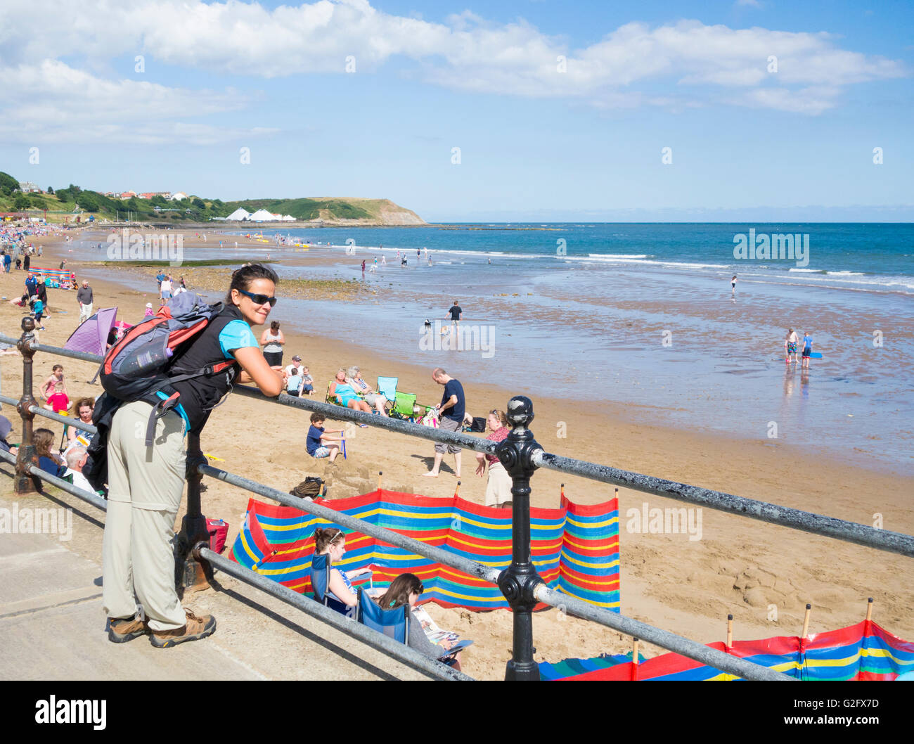 Weibliche Wanderer mit Blick auf die North Bay Beach, Scarborough, North Yorkshire, England, Großbritannien Stockfoto