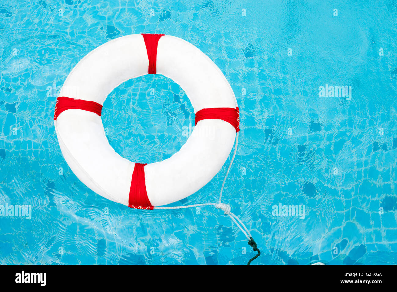 Rettungsring am Pool. Rettungsring auf dem Wasser. Rettungsring auf blauem Wasser. Stockfoto