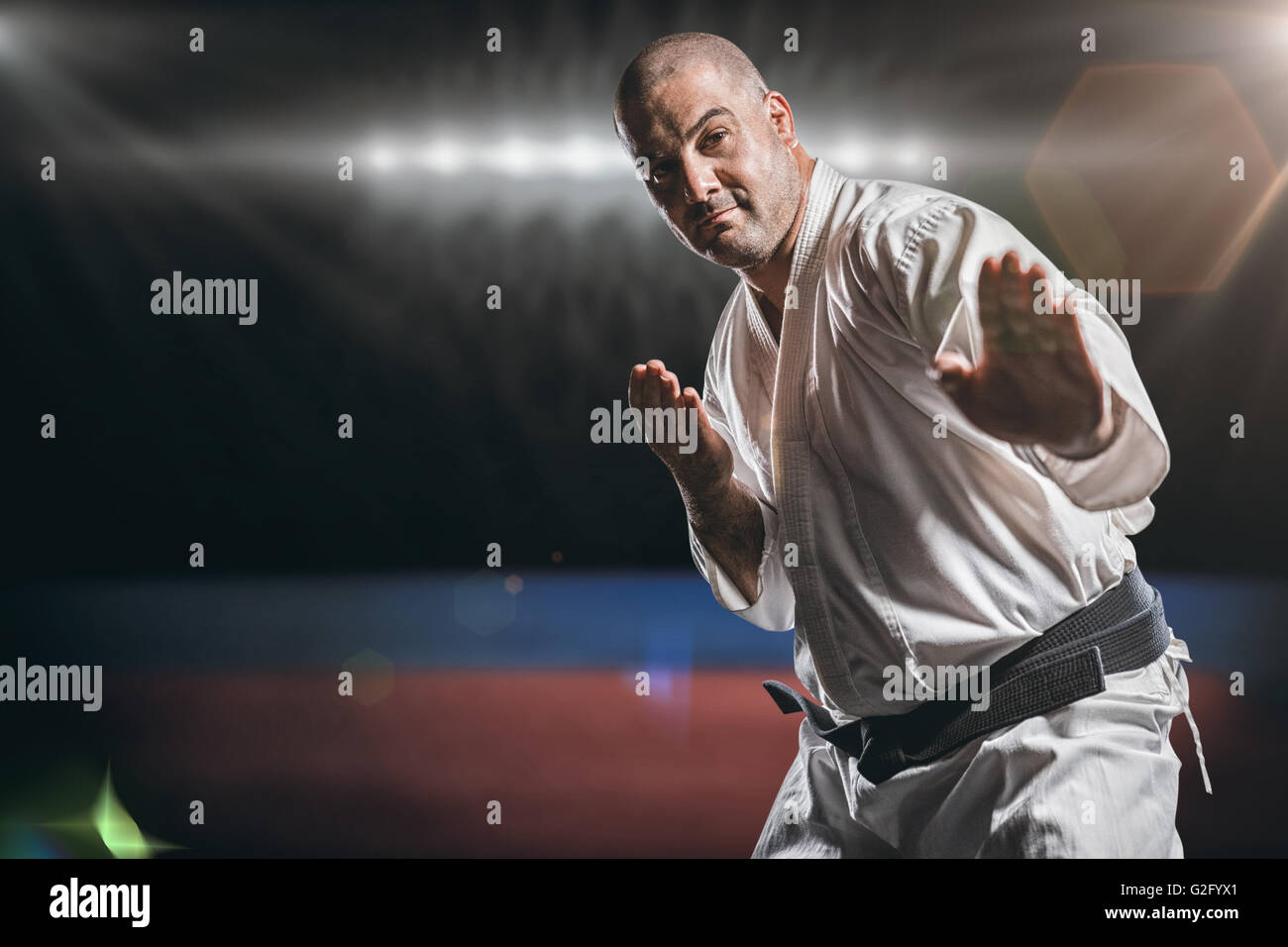 Zusammengesetztes Bild von Fighter Karate Haltung durchführen Stockfoto