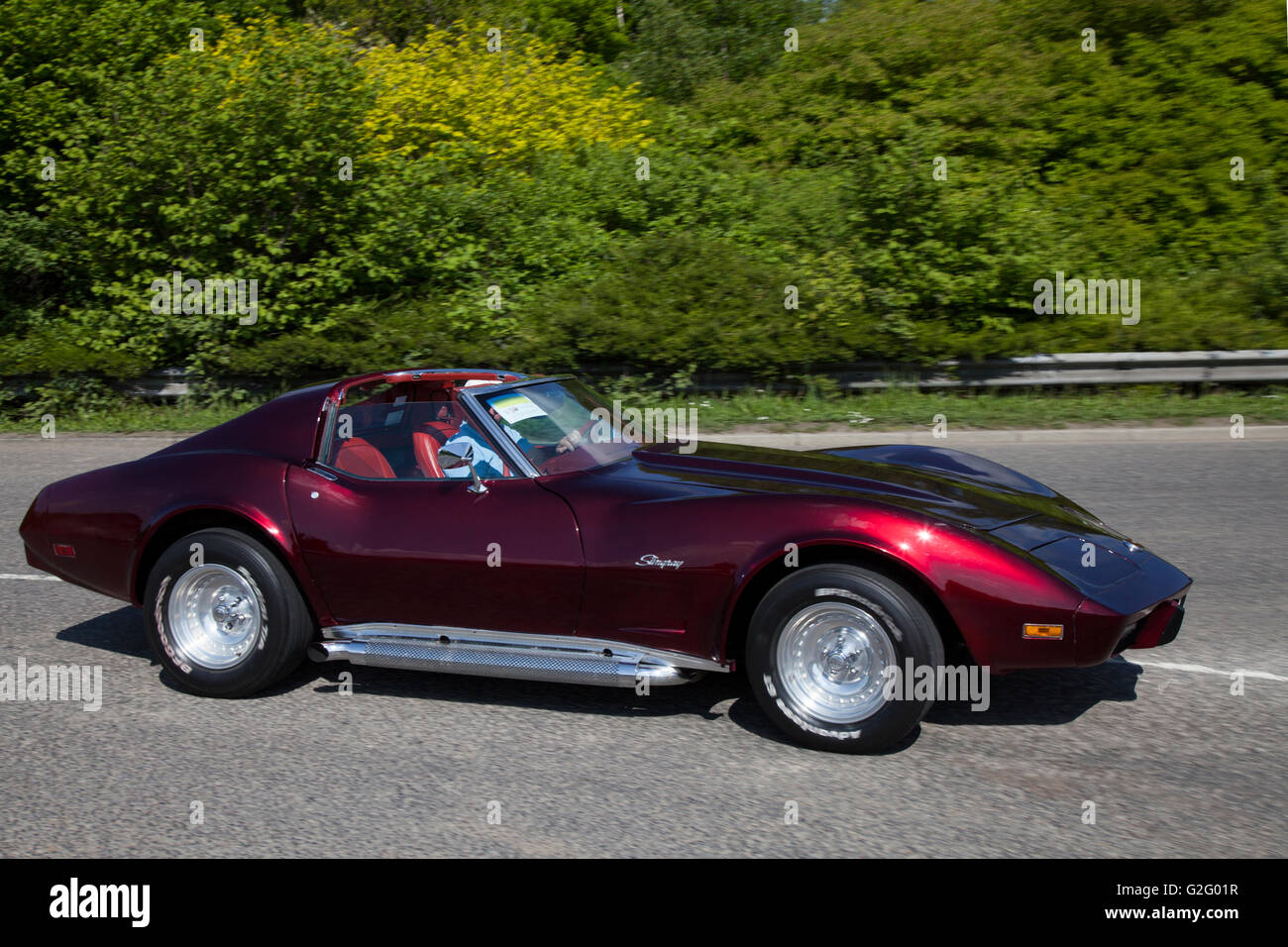 1972 70s Maroon Chevrolet Corvette Stingray beim Pendle Power Fest, einer klassischen, Veteranen- und traditionellen Motormesse im Nelson & Colne College, Barrowford, Lancashire, Großbritannien Stockfoto