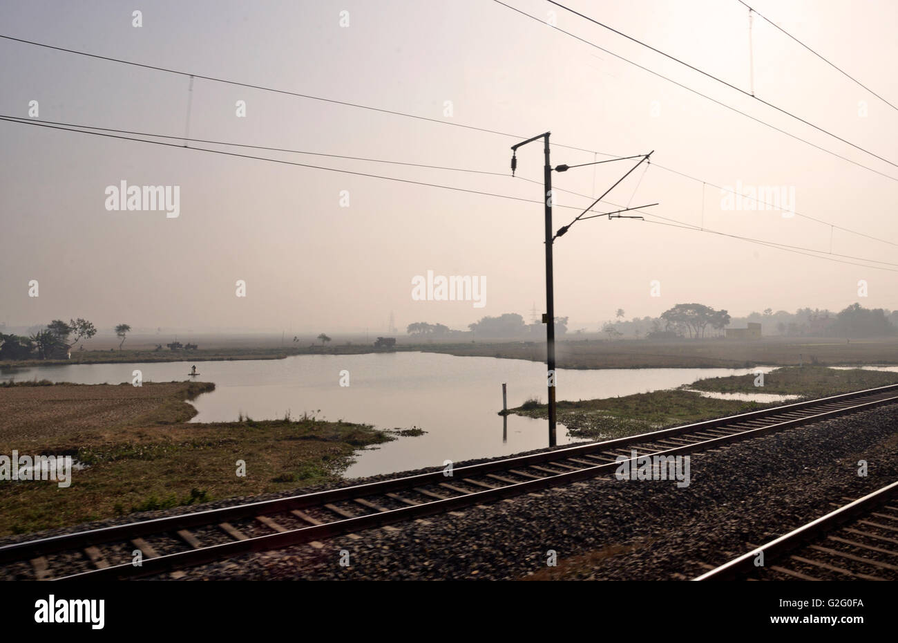 Indische Landschaft als von dem Trittbrett von einem fahrenden Zug, Indian Railways betrachtet Stockfoto