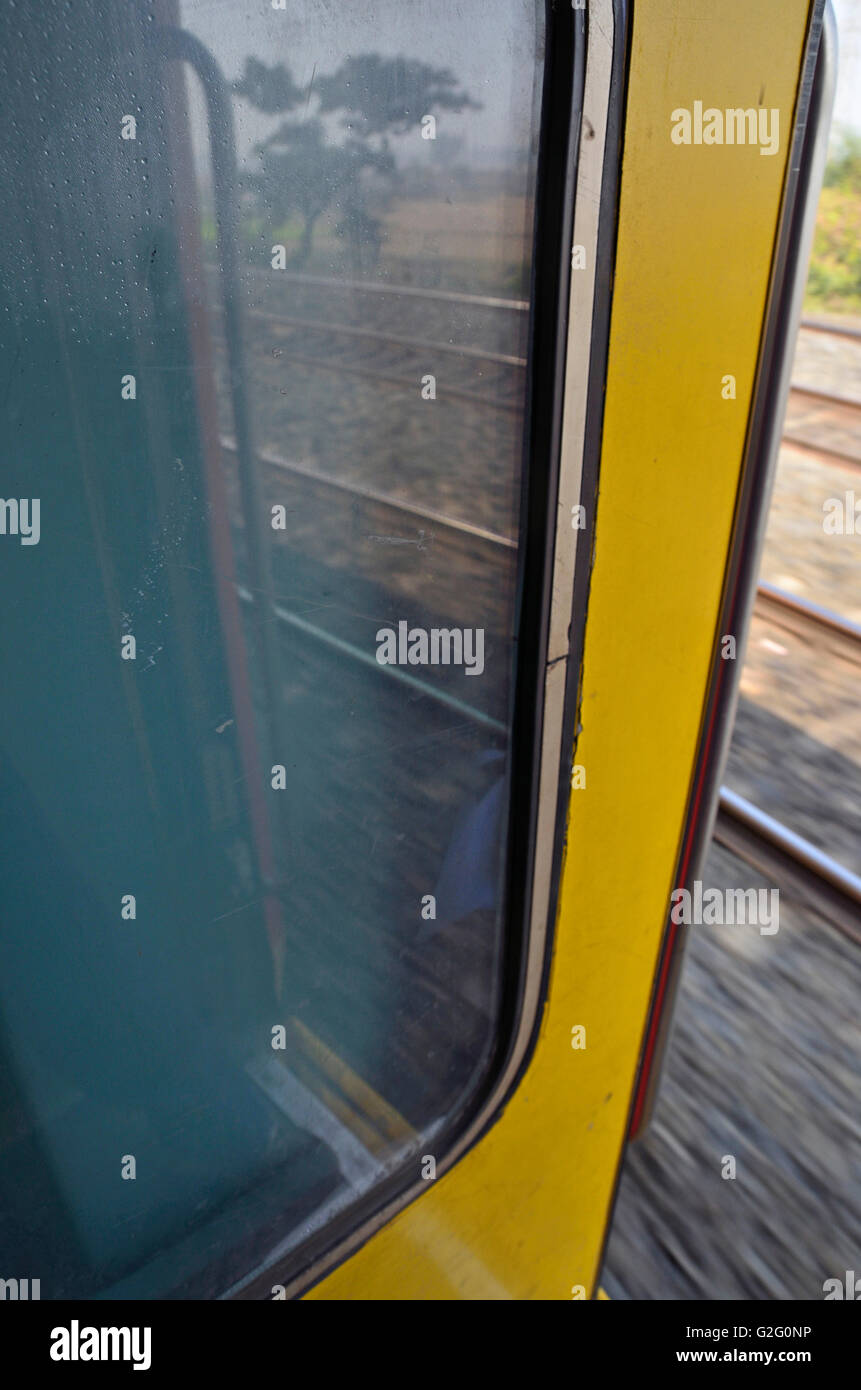 Indische Landschaft als von dem Trittbrett von einem fahrenden Zug, Indian Railways betrachtet Stockfoto