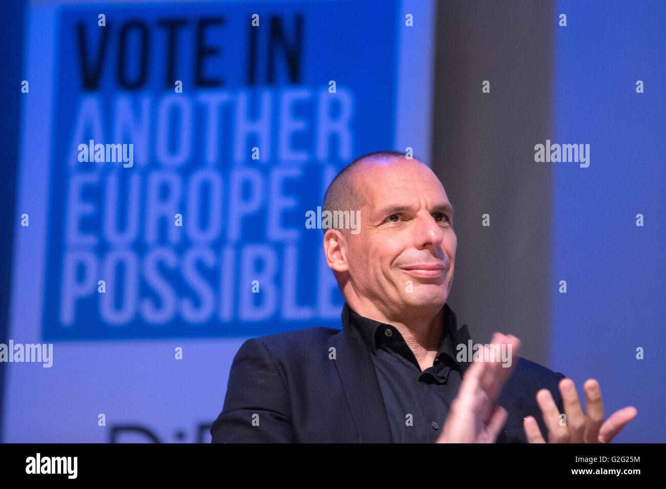 Ehemalige griechische Finanzminister Yanis Varoufakis spricht bei einer Abstimmung In-Konferenz in London. Stockfoto