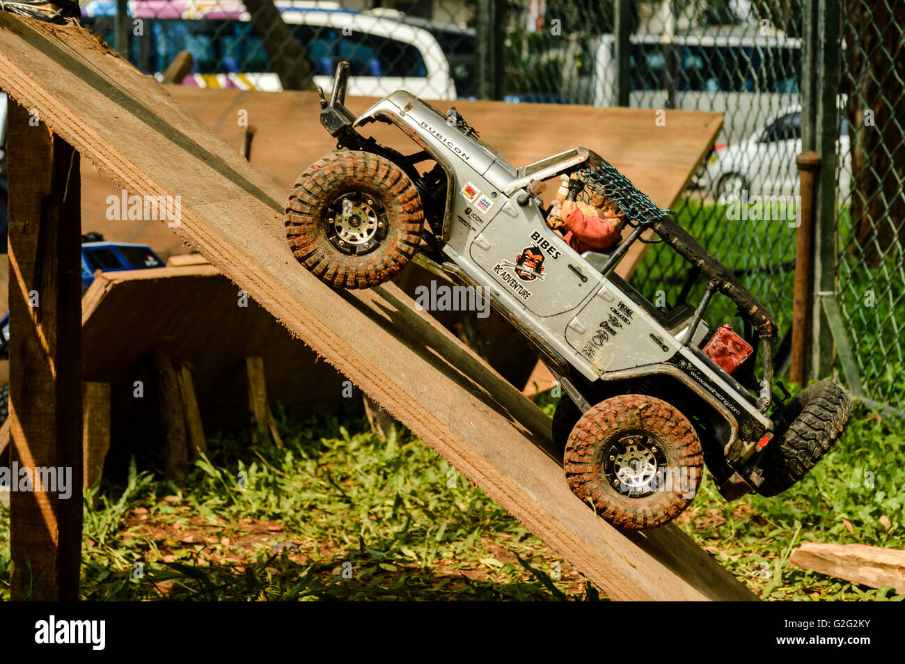RC Jeep bewegt sich in der off-Road bei automotive Event Tumplek Blek 2016, Jakarta, Indonesien Stockfoto