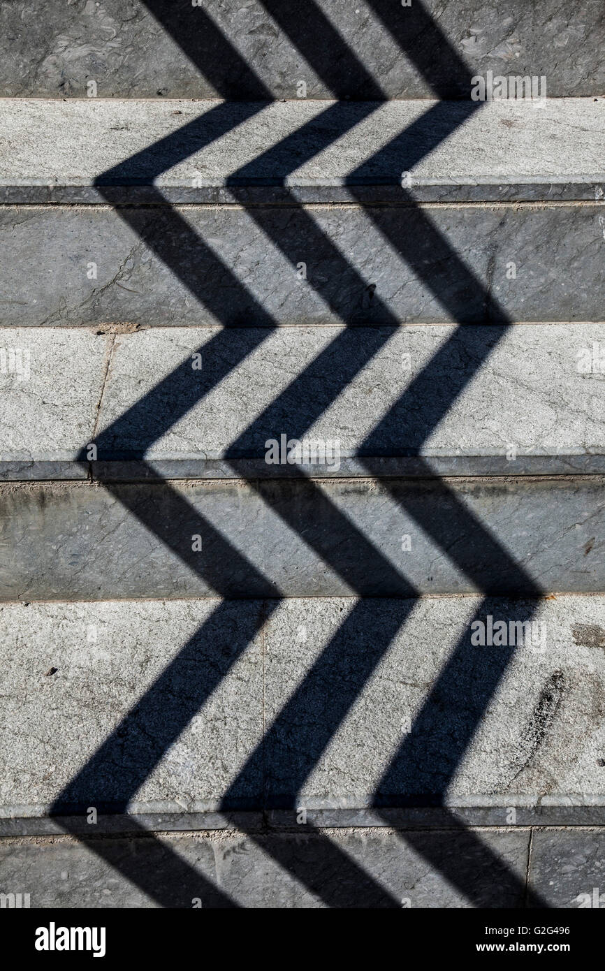 Treppen mit Zick-Zack-Muster Stockfoto