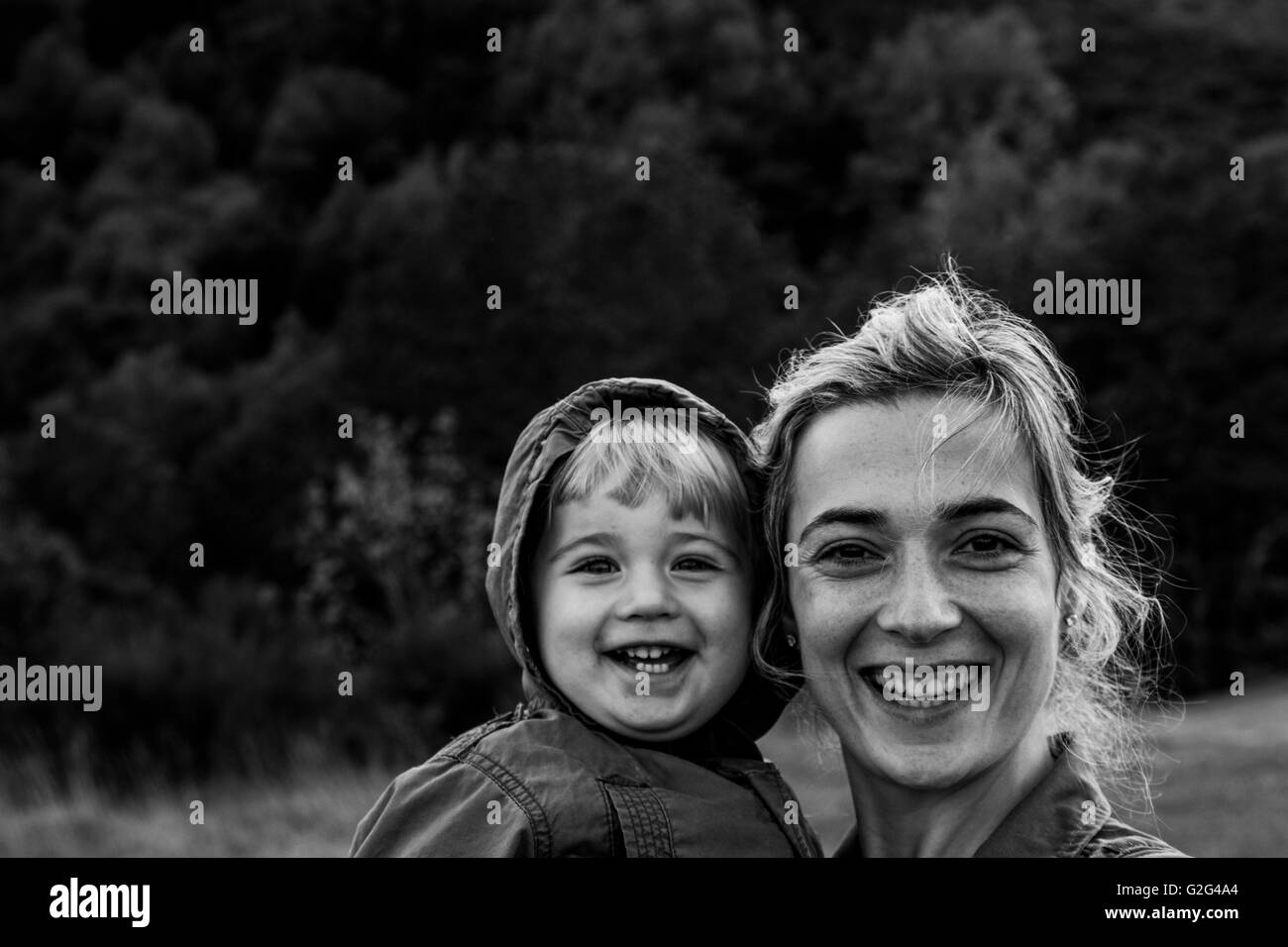 Lächelnde Frau und Kind Stockfoto