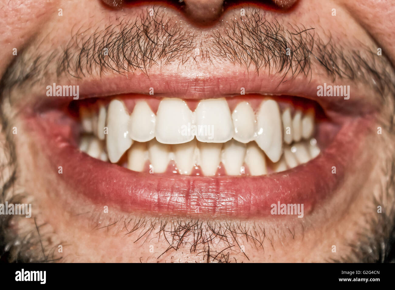 Männlicher Vampir Mund Stockfoto