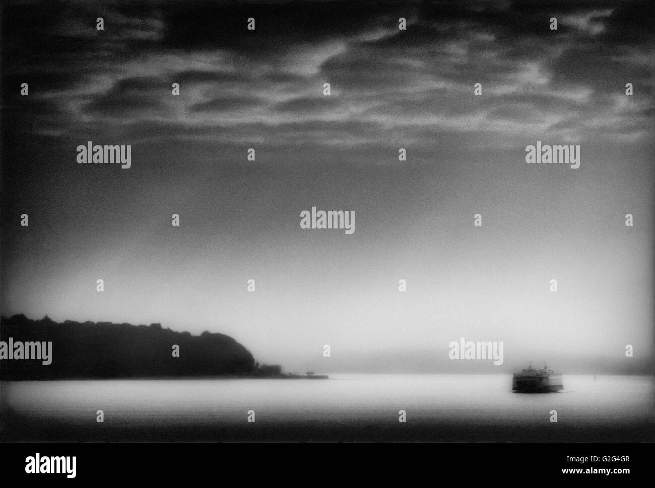 Überfahrt mit Wasser unter stürmischen Himmel Stockfoto