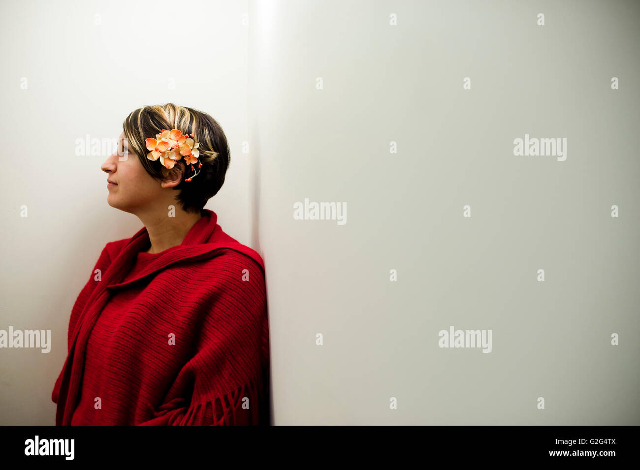 Junge Frau in rot mit floralen Kopfschmuck Stockfoto