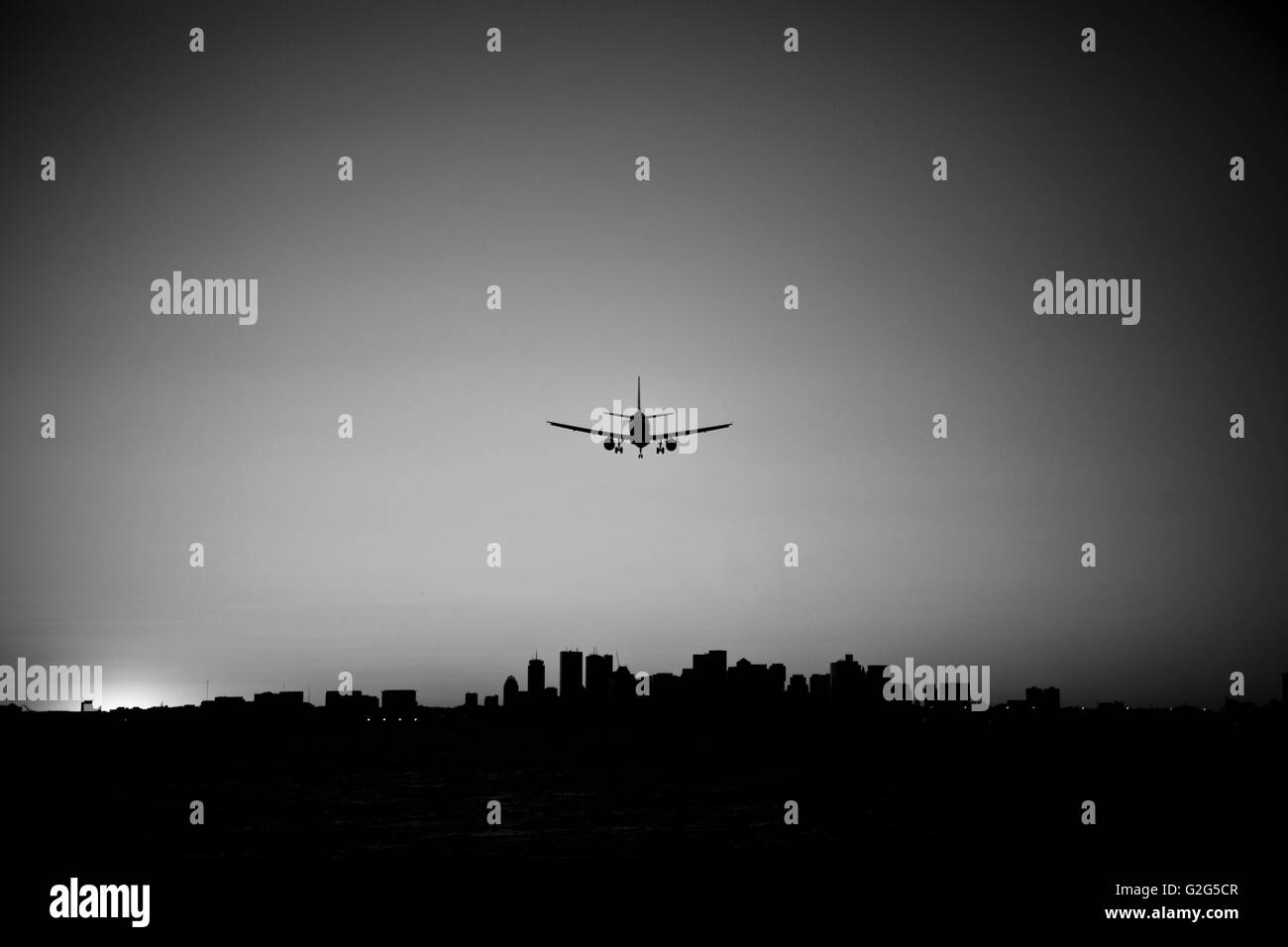 Flugzeug nähert, Flughafen, Boston, Massachusetts, USA Stockfoto
