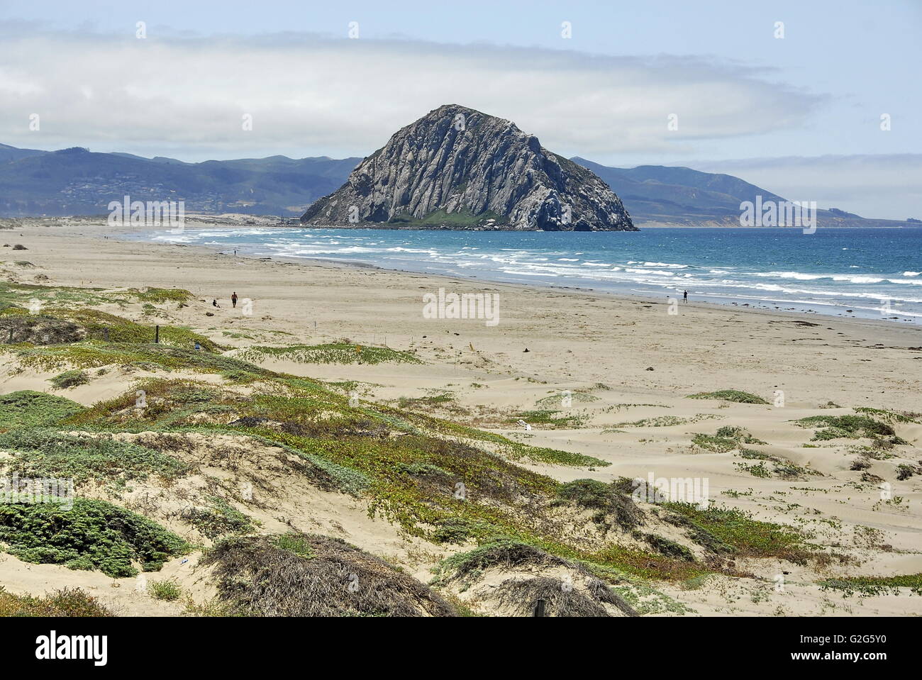 Morro Rock gesehen vom Morro State Park Strand in Morro Bay, Kalifornien Stockfoto