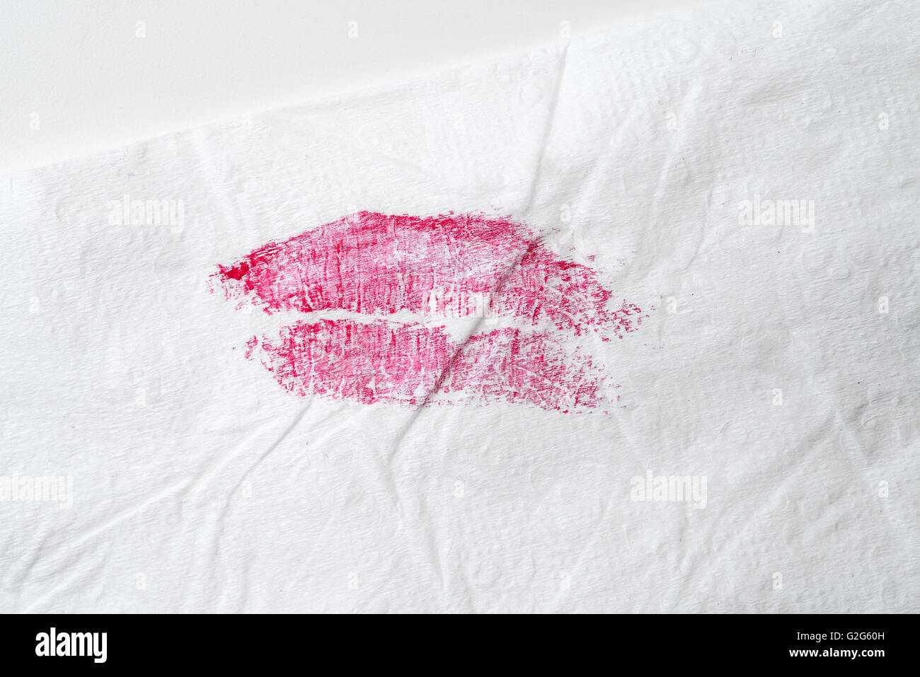 verlaufene Lippenstift auf Seidenpapier Stockfoto