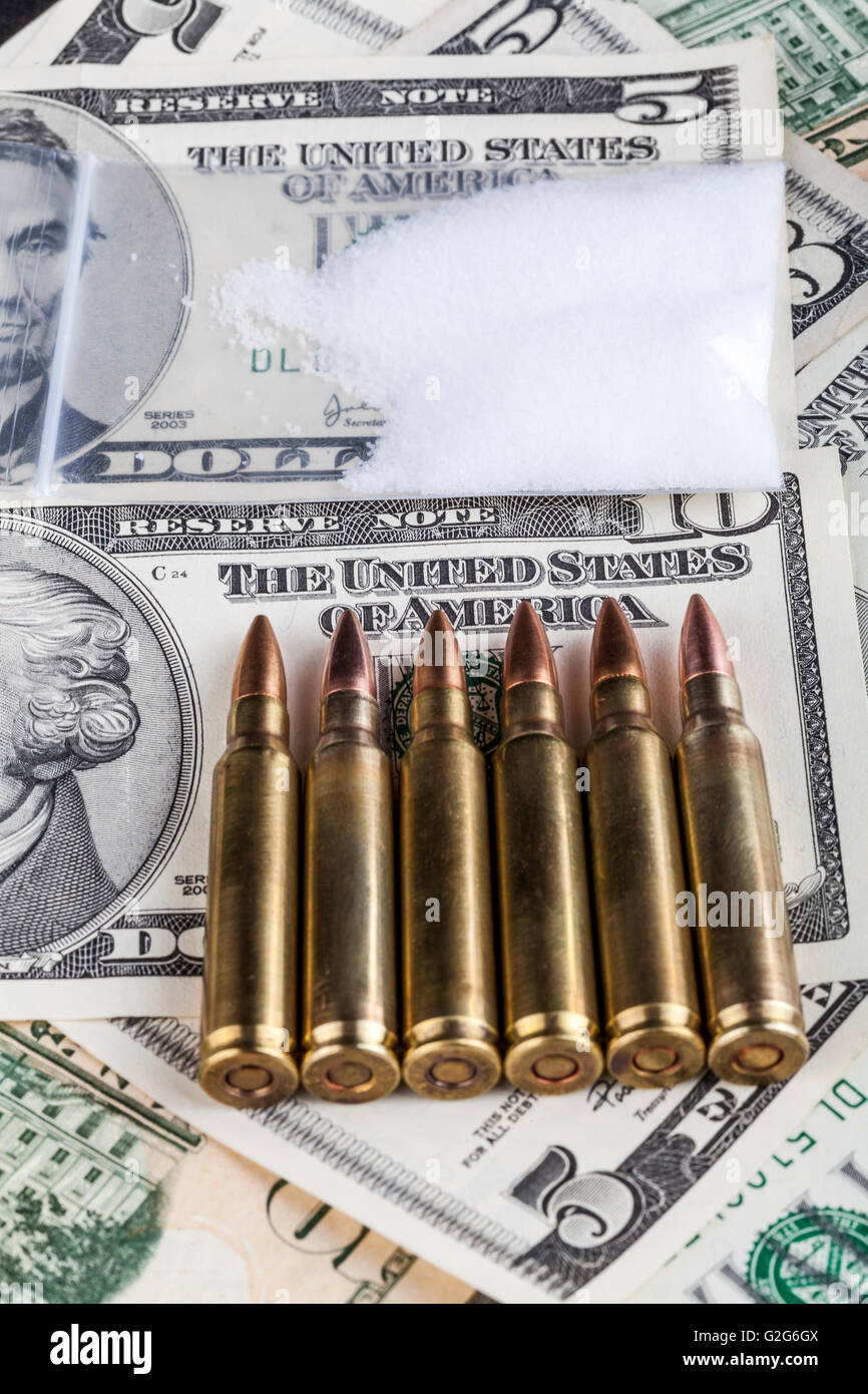 Kugeln auf Dollar-Banknoten mit Beutel der weißen Droge Pulver auf schwarzem Hintergrund Stockfoto