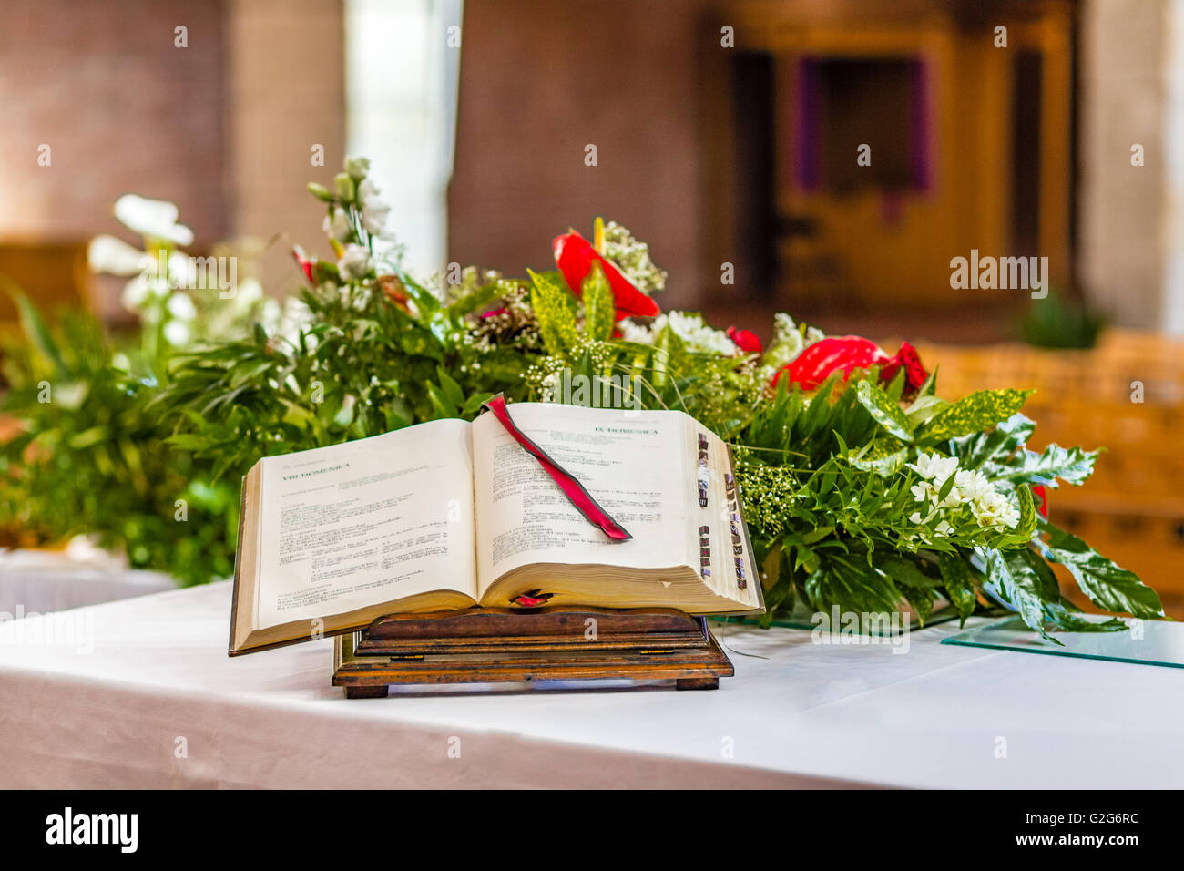 Evangelium-Buch auf dem Altar geöffnet Stockfoto