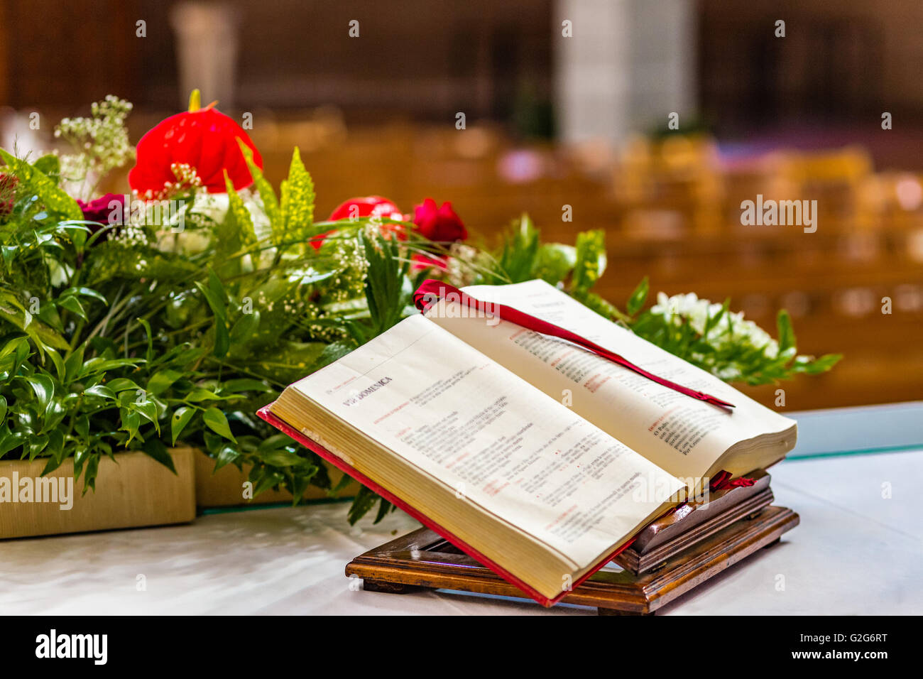 Evangelium-Buch auf dem Altar geöffnet Stockfoto