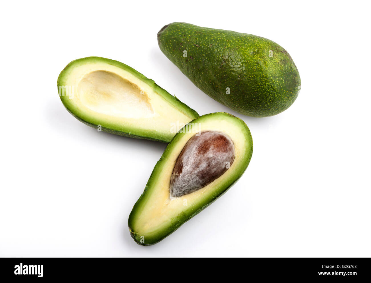 Zwei geschnittene Avocado ein in zwei Hälften isoliert auf weißem Hintergrund Stockfoto