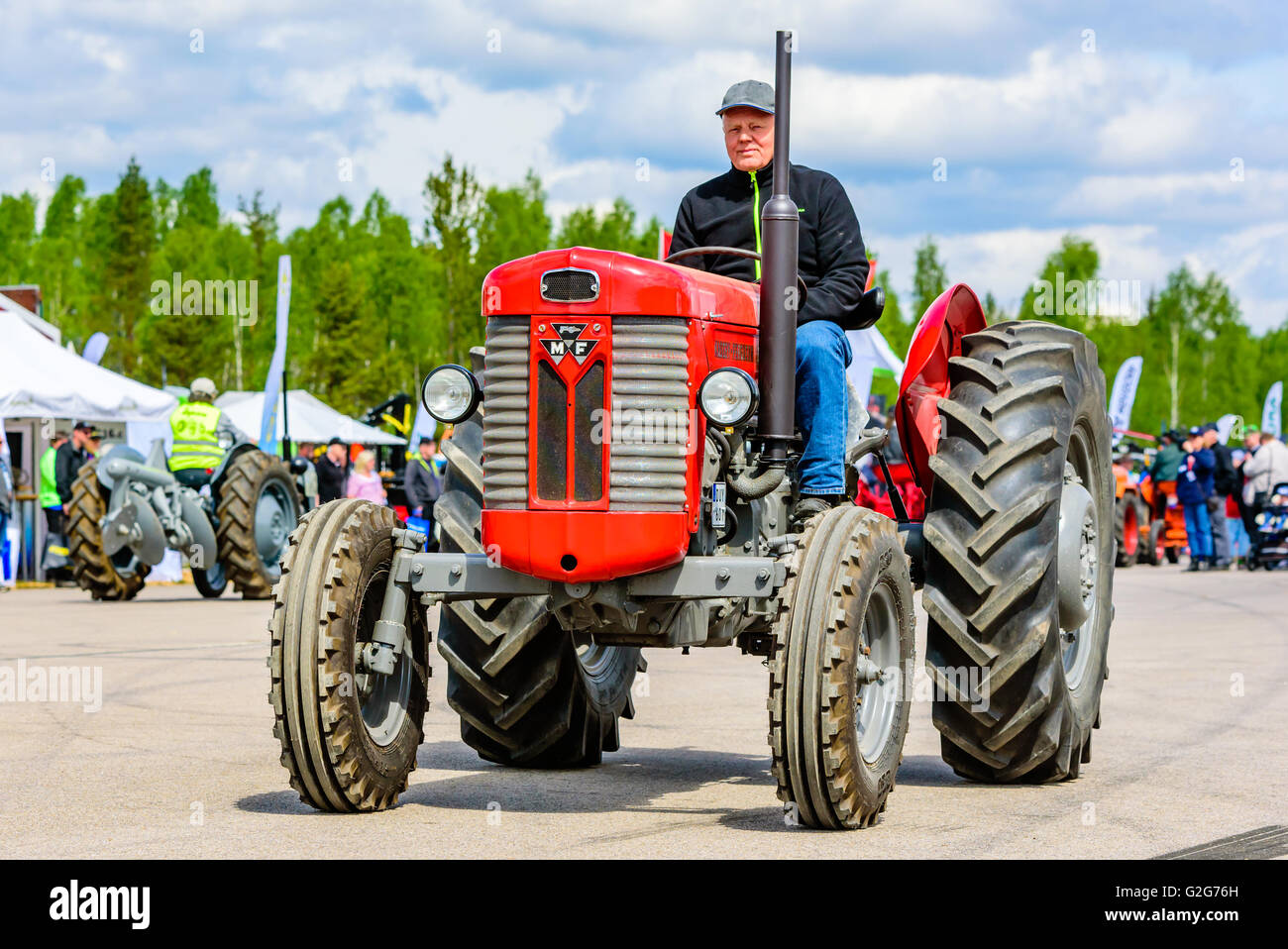 Emmaboda, Schweden - 14. Mai 2016: Wald und Traktor (Skog Och Traktor) fair. Klassische Oldtimer Traktoren auf der Parade. Hier ein rotes 1964 Stockfoto