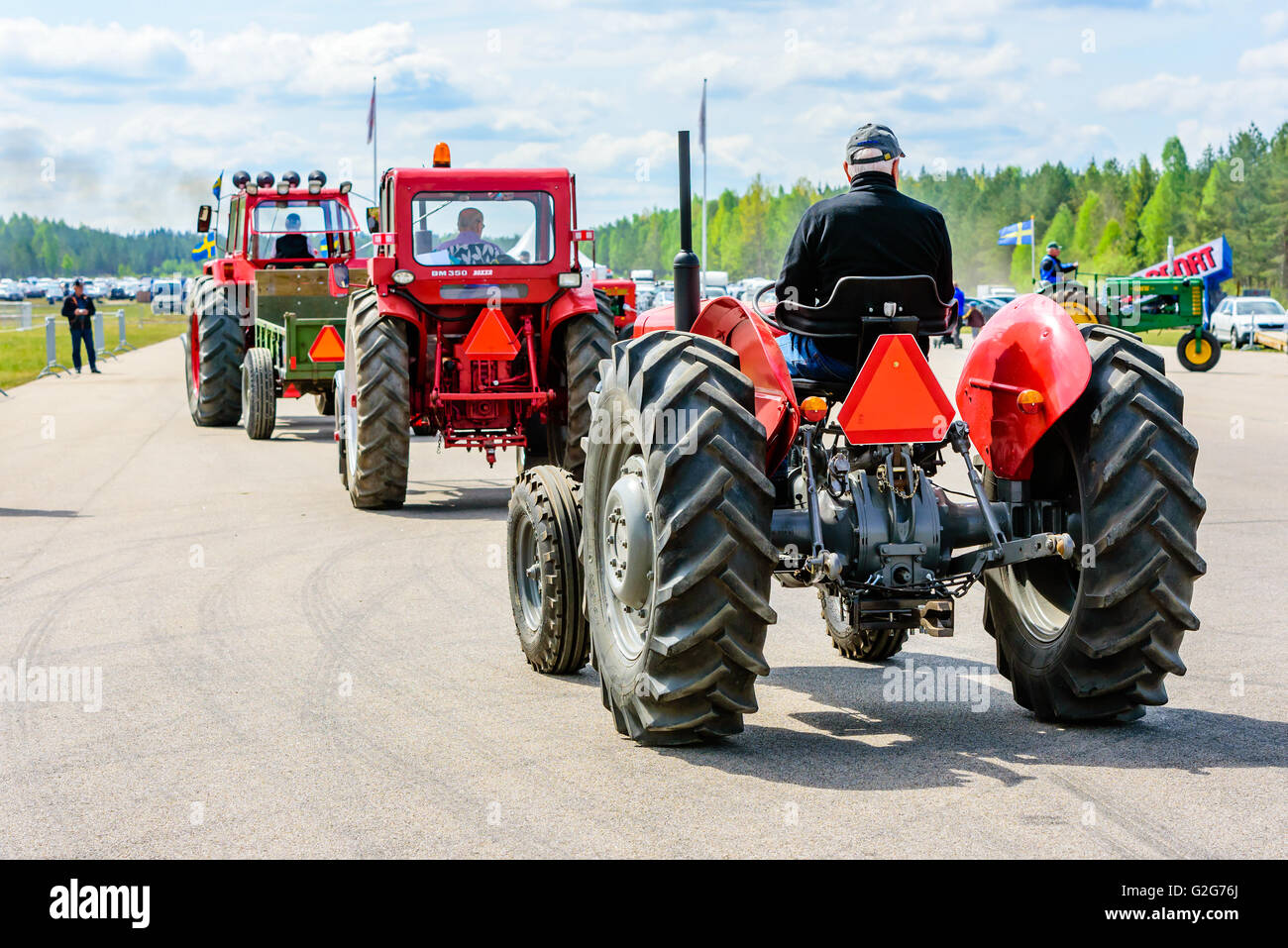 Emmaboda, Schweden - 14. Mai 2016: Wald und Traktor (Skog Och Traktor) fair. Klassische Oldtimer Traktoren auf der Parade. Hier ein rotes 1964 Stockfoto