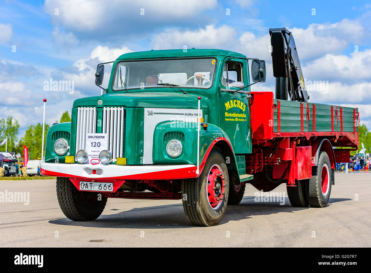 Emmaboda, Schweden - 14. Mai 2016: Wald und Traktor (Skog och Traktor). Vintage classic Trucks auf Parade. Hier eine Grüne und Stockfoto