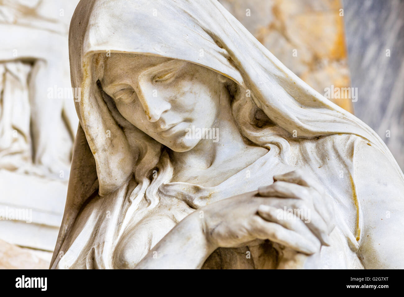 Angesichts der Statue der Trauernde Frau mit ihren gefalteten Händen im Gebet Stockfoto