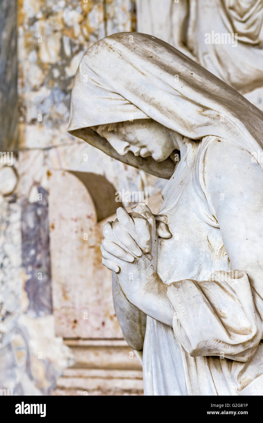 Details der Statue trauernde Frau mit ihre Hände im Gebet Stockfoto