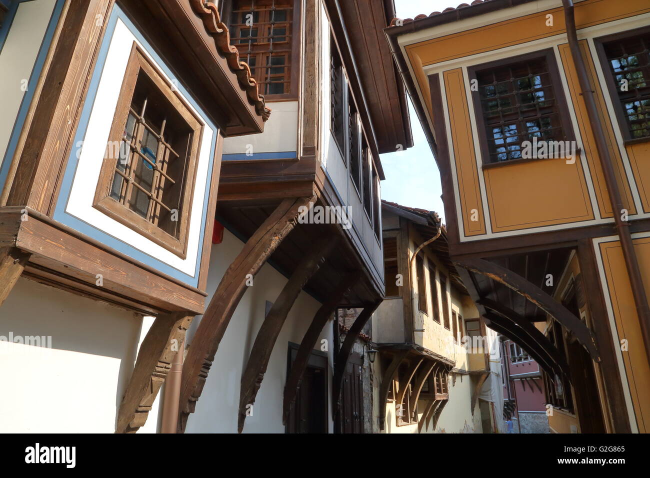 Eine schmale Straße mit bunten traditionellen Häuser in der Altstadt von Plovdiv, Bulgarien Stockfoto