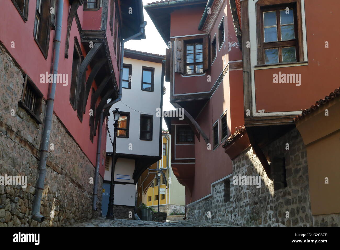 Eine schmale Straße mit bunten traditionellen Häuser in der Altstadt von Plovdiv, Bulgarien Stockfoto