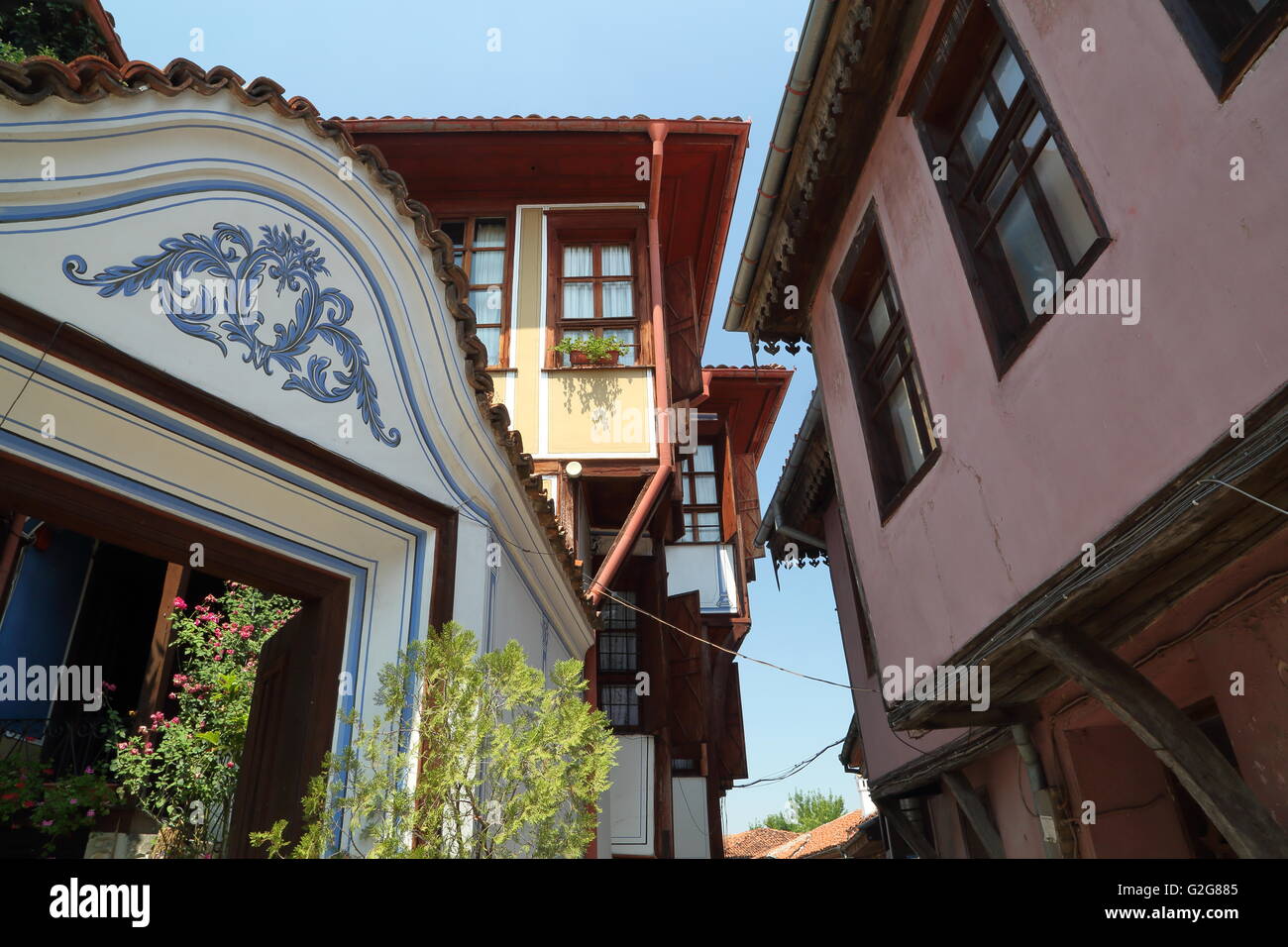 Eine schmale Straße mit bunten traditionellen Häuser in der Altstadt von Plovdiv, Bulgarien Stockfoto