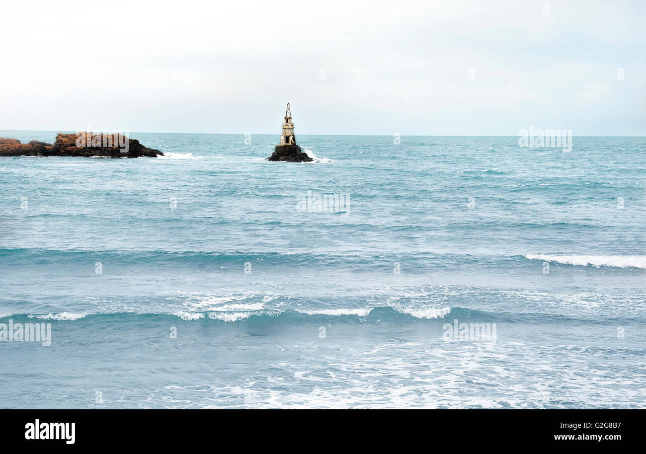 Leuchtturm im Meer gegen den Himmel. Stockfoto