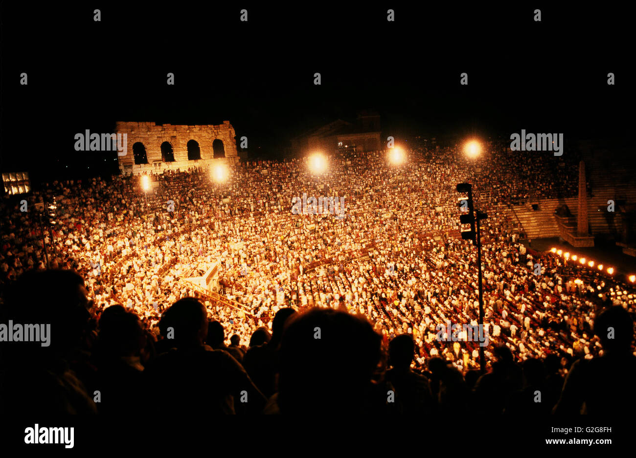 Italien - Verona. Römischen Kolosseum voller Zuschauer Verdis Aida Stockfoto