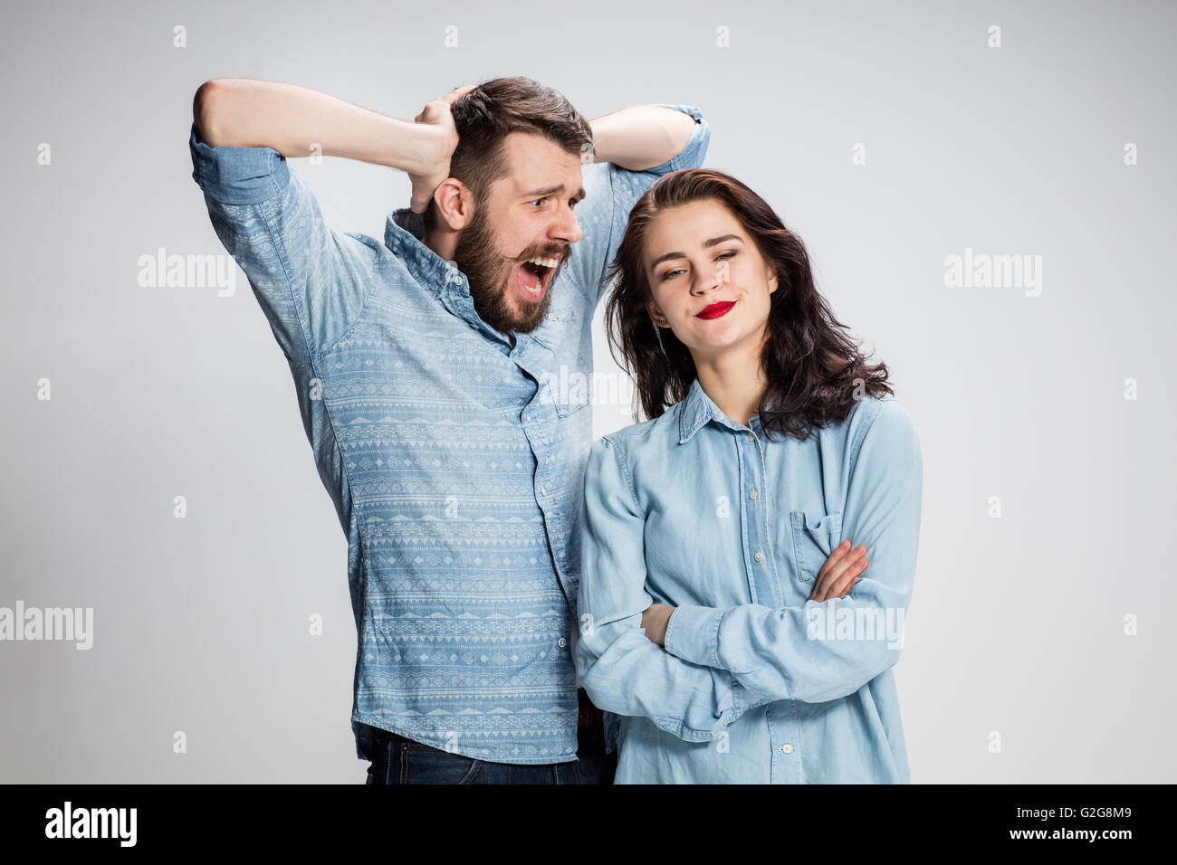 Das junge Paar mit verschiedenen Emotionen im Konflikt Stockfoto