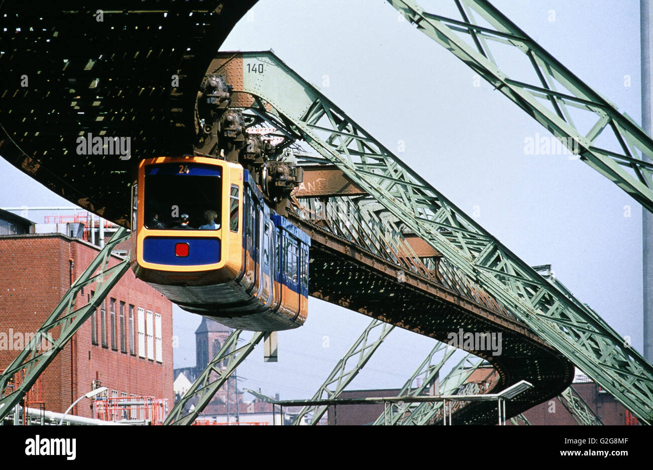 Deutschland - Wupperthal. Schwebebahn ist die weltweit einzige Schiene aufgehängt Nahverkehr a.k.a.  Eugen Langen System Stockfoto