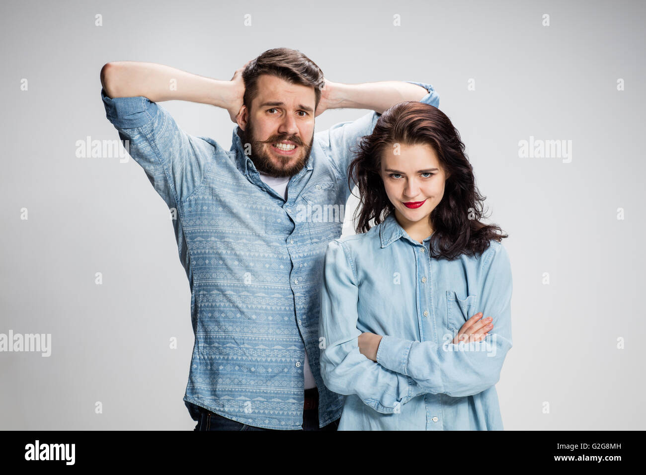 Das junge Paar mit verschiedenen Emotionen im Konflikt Stockfoto