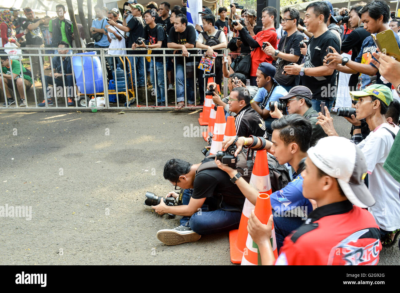 Fotografen fotografieren wenn Foto Contest Lady Bike waschen Suzuki in automotive Event Tumplek Blek 2016, Jakarta, Indonesien Stockfoto