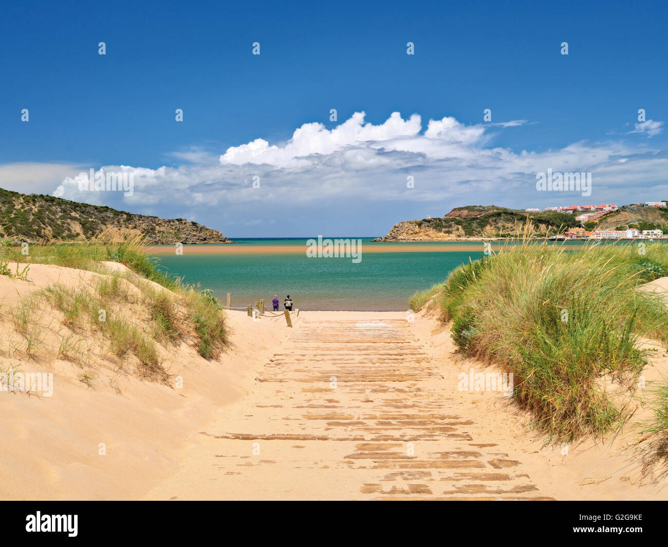 Portugal: Dünen und Blauwasser-Bucht in Sao Martinho do Porto Stockfoto