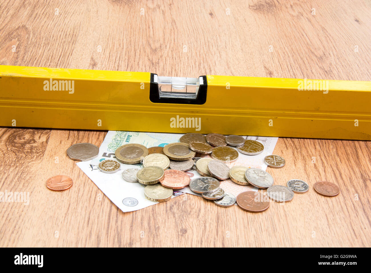 Eine Wasserwaage auf britische Geld darauf hindeutet positioniert ist die Regierung auf der Ebene bei Austritt abstimmen. Stockfoto