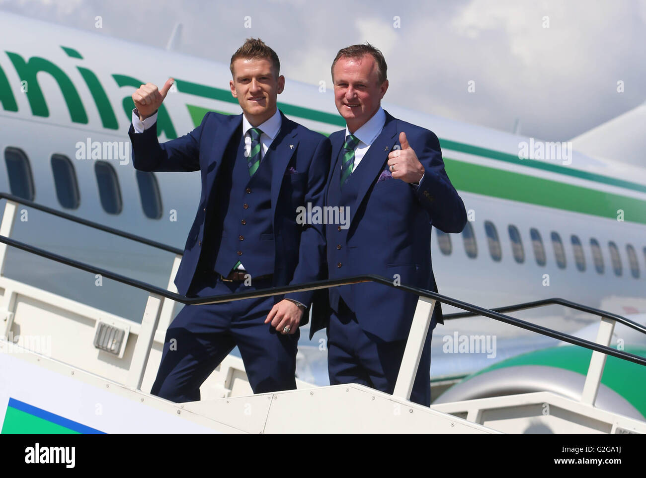 Nordirland Fußball Kapitän Steven Davis (links) und Manager Michael O'Neill an Bord ihres Flugzeugs für die Euro 2016 Trainingslager in Österreich an George Best Belfast City Airport. Stockfoto