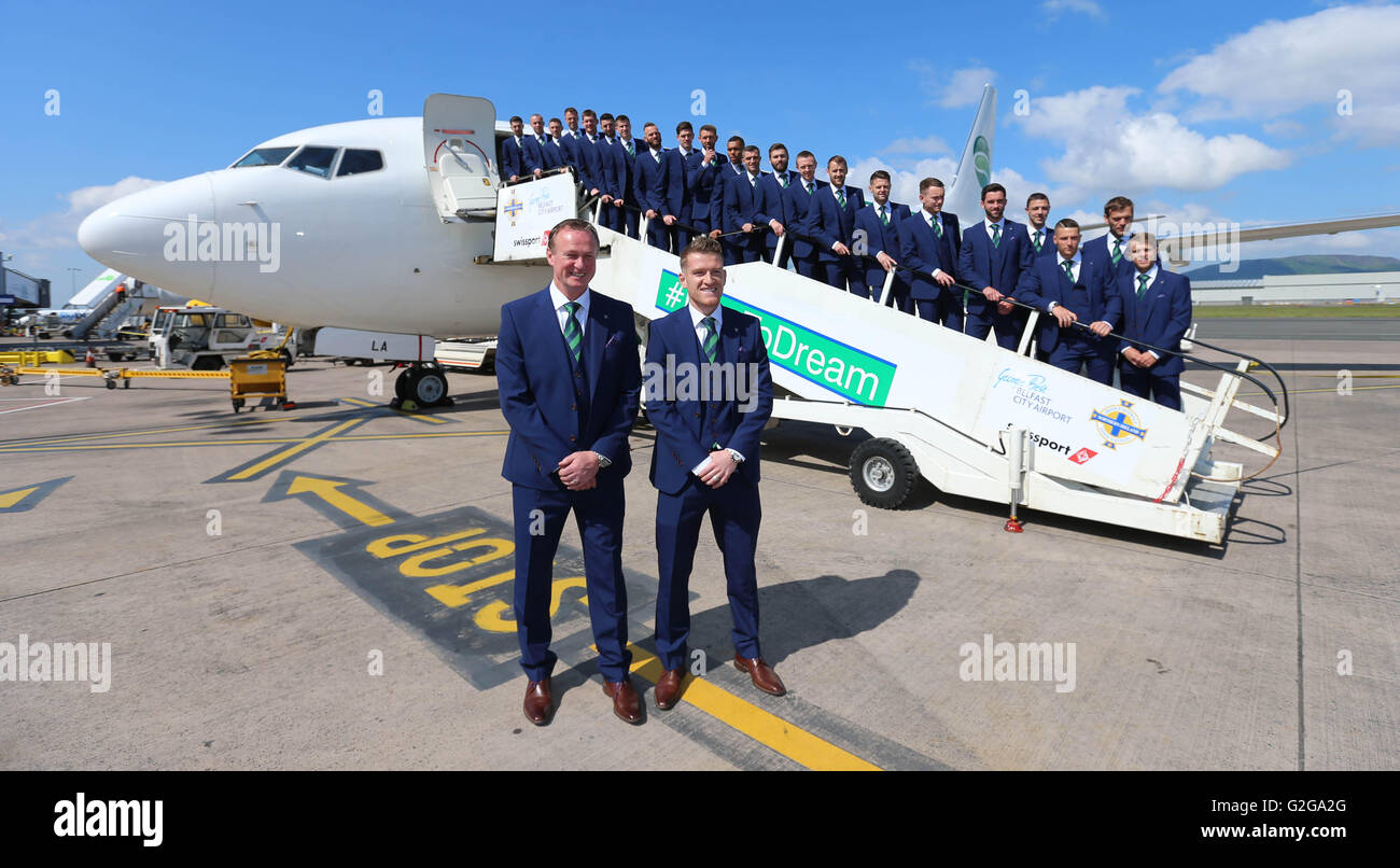 Nordirland Fußball Kapitän Steven Davis (vorne links) und Manager Michael O'Neill Join paart sich ihr Team und ihr Flugzeug für die Euro 2016 Trainingslager in Österreich an George Best Belfast City Airport. Stockfoto