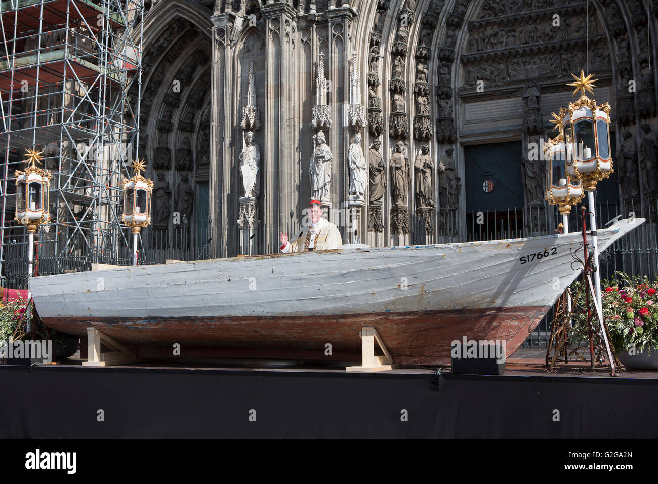 Der Kardinal von Köln Rainer Woelki feiert eine Masse an einem Flüchtling-Boot Stockfoto
