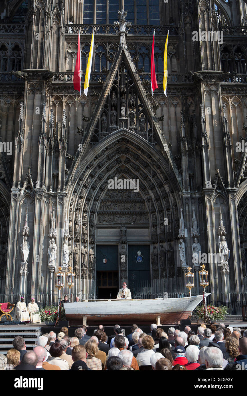 Der Kardinal von Köln Rainer Woelki feiert eine Masse an einem Flüchtling-Boot Stockfoto